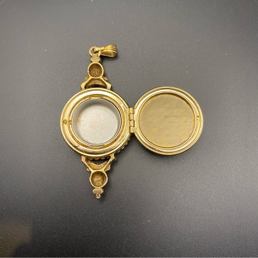 Vintage Victorian Style Crème perfume Pendant - Picture 5 of 6